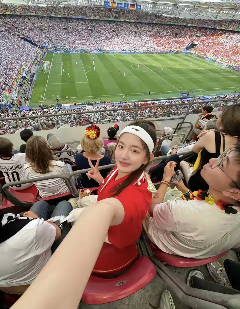 欧洲球队球员私下与球迷互动